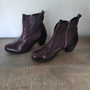 Dark purple booties. Brand Felmini leather